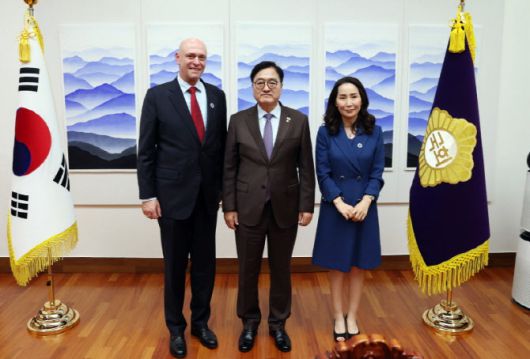 (왼쪽부터) 스테판 스프로이 KGCCI 독일 부회장 (엘링크링거코리아 대표이사), 우원식 국회의장, 박현남 KGCCI 한국 회장이 기념촬영을 하고 있다. (사진=주한독일상공회의소)