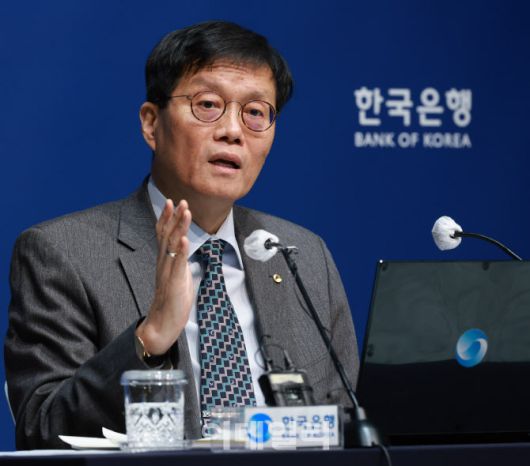 이창용 한국은행 총재가 27일 통화정책방향 기자간담회에서 질문에 답하고 있다. (사진= 한국은행)