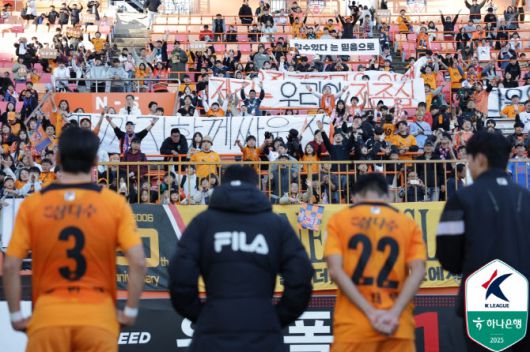 제주SK 선수들이 팬들 앞에서 응원을 받고 있다. 사진=한국프로축구연맹