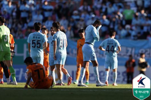 지난 23일 제주월드컵경기장에서 맞대결을 펼친 제주SK와 대구FC 선수들이 아쉬워하고 있다. 사진=한국프로축구연맹