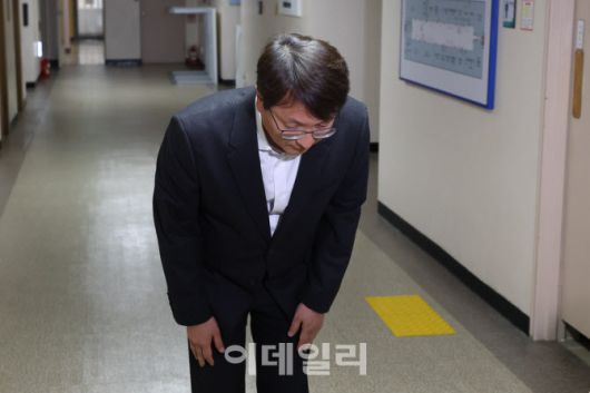 [이데일리 이영훈 기자] 박대준 쿠팡 대표이사가 30일 오후 서울 종로구 정부서울청사에서 열린 쿠팡 관련 긴급 관계부처 장관회의에 참석하기 앞서 고개숙여 사과하고 있다.