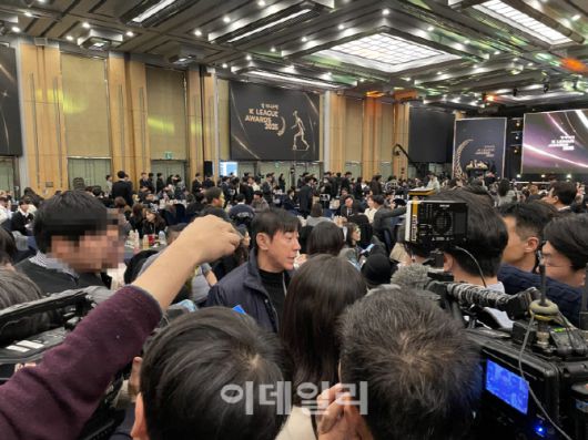 신태용 전 울산HD 감독이 1일 서울 서대문구 스위스그랜드호텔에서 열린 K리그 2025 대상 시상식에 앞서 취재진과 인터뷰하고 있다.
