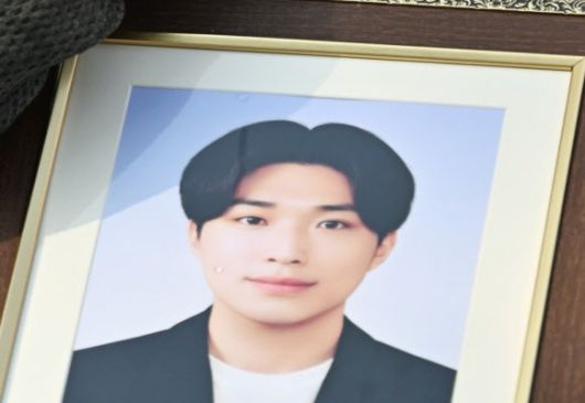 지난달 6일 오전 광주 북구 전남대학교 후문에서 열린 민주사회를위한변호사모임 광주지부의 전남대 교수 갑질 사건 진상규명 촉구 기자회견, 교수의 갑질로 숨진 대학원생 고(故) 이대원씨의 영정사진 위로 어머니가 흘린 눈물이 흐르고 있다. (사진=뉴시스)