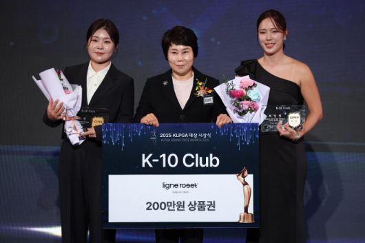 최민경(맨 오른쪽)이 지난 11월 28일 열린 KLPGA 대상 시상식에서 이소영(맨 오른쪽)과 함께 K-10을 수상한 뒤 기념촬영하고 있다. (사진=연합뉴스) >