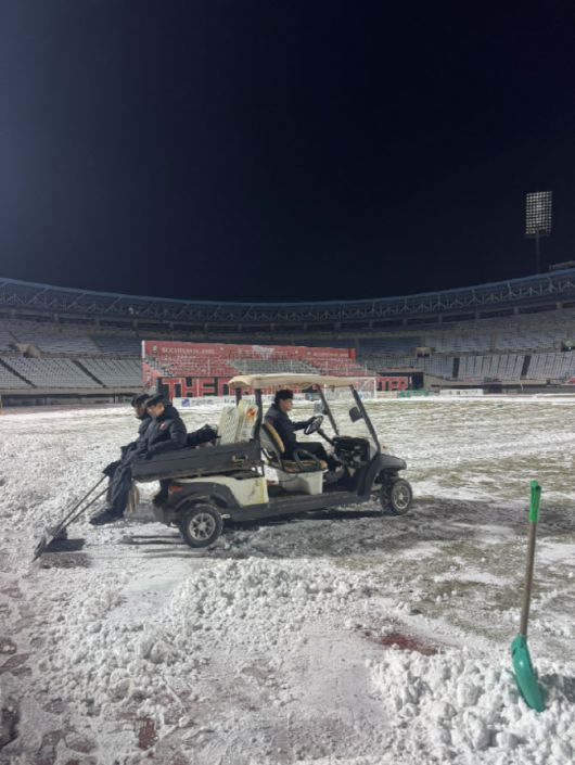부천FC 직원들이 제설 작업을 하고 있다. 사진=부천FC