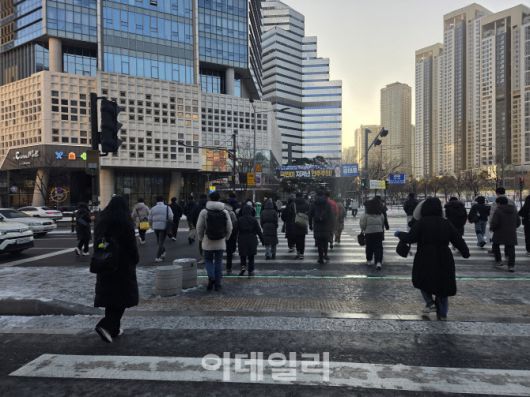 5일 오전 용산역 인근 눈이 녹은 도로에서 시민들이 발걸음을 옮기고 있다. (사진=염정인 기자)
