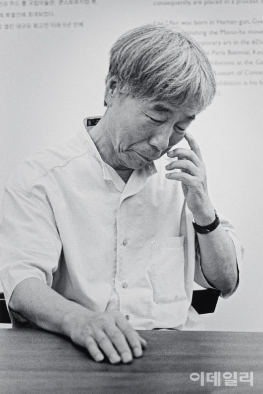 작가 이우환. 사진작가 육명심(1933∼2025)이 1972년부터 제작한 ‘예술가의 초상 시리즈’ 중 ‘이우환’(2009·2021 인화)이다. 예술가로서의 완벽한 순간 대신 눈을 감은 채 생각에 잠긴 평범하고 인간적인 면모를 포착했다. 종이에 디지털잉크젯프린트, 76.2×50.7㎝. 국립현대미술관 소장.