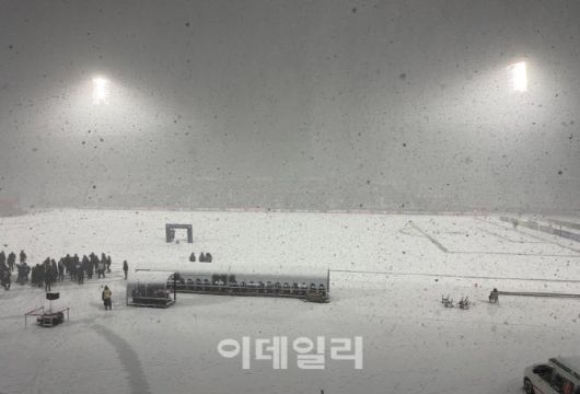 4일 열릴 예정이던 부천FC와 수원FC의 경기는 폭설로 하루 연기됐다.