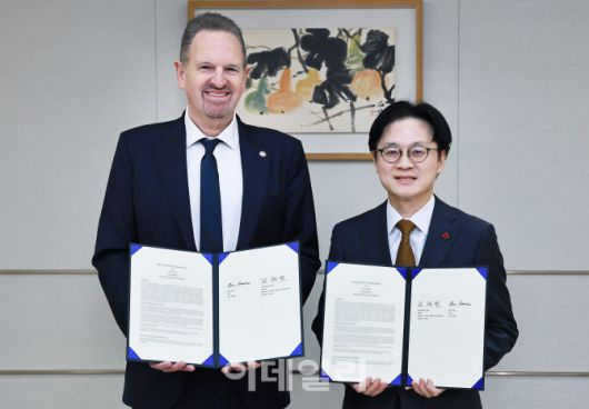 김정관 산업통상부 장관은 5일 서울 용산구 대통령실 접견실에서 르네 하스(Rene Haas) Arm CEO와 한국 반도체·AI 산업 강화를 위한 양해각서 서명식을 진행했다. (사진=산업부)