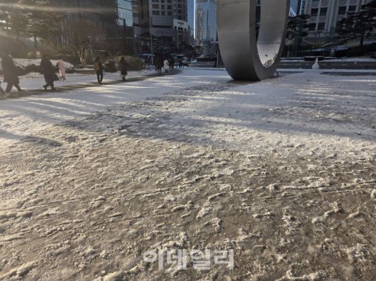 5일 오전 용산역 인근 눈이 쌓인 모습. (사진=염정인 기자)