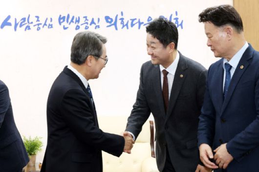 5일 행정사무감사 보이콧 사태를 수습하기 위해 경기도의회를 찾은 김동연 경기도지사를 김진경 경기도의장이 맞이하고 있다. 오른쪽은 최종현 민주당 대표의원.(사진=경기도의회)