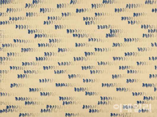 이우환의 ‘점으로부터’(1973). 점과 점에 운율을 붙여 반복하는 연작 ‘점으로부터’를 시작한 첫 해의 작품이다. 회화의 가장 기본 요소인 점을 생명력의 출발점으로 보고, 처음에는 짙게 찍힌 점이 일정한 리듬에 따라 차츰 희미해지다가 끝내 사라지는 과정을 되풀이했다. 작품 속 붓의 움직임을 두고 ‘시간의 리듬’이라고도 할 만큼 정연한 지속성과 흐름을 보여준다. 이 시기 함께 시작한 연작 ‘선으로부터’까지 작가에게 점과 선은 모든 회화 성립의 근본인 동시에 우주의 근원이다. 점을 찍고 선을 긋는 일회성의 되풀이로 작가는 ‘그린다’는 가장 기본적인 행위성을 드러내려 했다. 지난 6월 26일 국립현대미술관 과천에서 개막한 ‘MMCA 과천 상설전: 한국근현대미술Ⅱ’에 걸렸다. 캔버스에 석채, 194×259㎝. 국립현대미술관 소장.