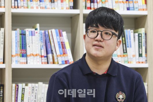 2026학년도 대학수학능력시험(수능) 만점자인 서울 광남고 왕정건 군이 5일 서울 광진구 광남고등학교에서 인터뷰하고 있다. (사진=김태형 기자)