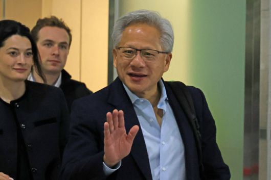 젠슨 황 엔비디아 최고경영자(CEO)가 10월 31일 포항경주공항에서 출국하고 있다.(사진=연합뉴스)