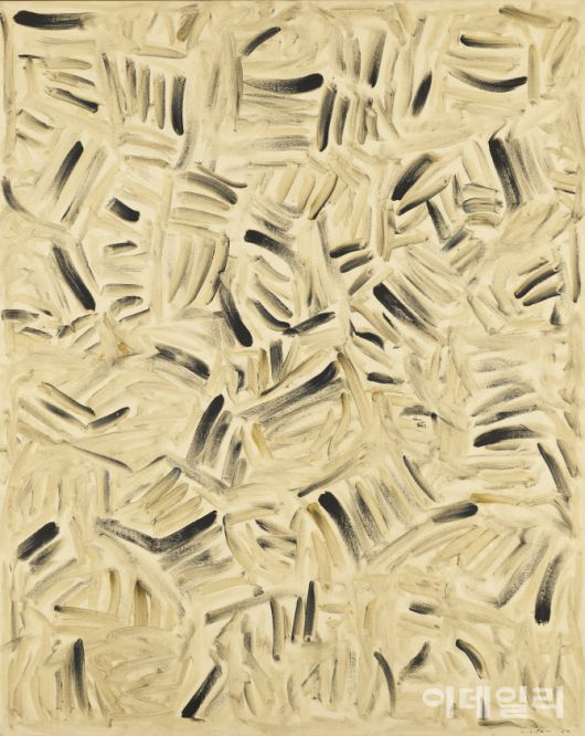 이우환의 ‘동풍 84011003’(1984). ‘점으로부터’ ‘선으로부터’ 연작을 거치면서 변화한 작품양식 중 하나다. 1980년대에 들어서면서 작가는 화면을 뭉개는 방식으로 작업하는데 점과 선의 정연한 질서는 무너지고 회화의 해체 현상이 나타난다. 이전 점·선으로 양식화한 형식에서 벗어나 양식이 없는 무의 회화를 추구했다. 연작 중 한 점으로, 한국 미술품 경매에서 31억원에 낙찰되며 국내 생존작가 최초로 30억원을 넘긴 ‘동풍’(1984)과는 다른 작품이다. 캔버스에 유화 물감, 227×181㎝. 국립현대미술관 소장.