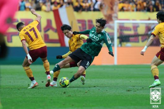 광주FC와 전북 현대 선수들이 6일 서울월드컵경기장에서 열린 광주FC와 2025 하나은행 코리아컵 결승전에서 경합을 펼치고 있다. 사진=대한축구협회