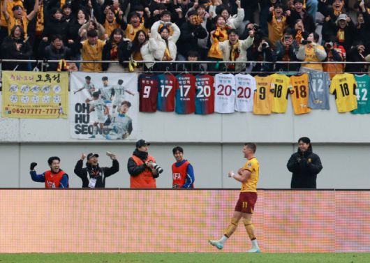 동점이야 (서울=연합뉴스) 한종찬 기자 = 6일 오후 서울 마포구 월드컵로 서울월드컵경기장에서 열린 광주FC와 전북현대의 2025 하나은행 코리아컵 결승전. 광주 프리드욘슨이 골을 넣은 뒤 기뻐하고 있다. 사진=연합뉴