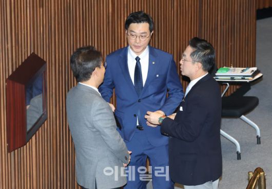 [이데일리 노진환 기자] 제429회국회(정기회) 제13차 본회의가 27일 서울 여의도 국회 본회의장에서 열렸다. 장경태(가운데) 더불어민주당 의원이 본회의장에서 박성준(오른쪽) 의원 등과 대화하고 있다.