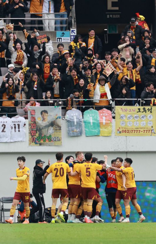 6일 오후 서울 마포구 월드컵로 서울월드컵경기장에서 열린 광주FC와 전북현대의 2025 하나은행 코리아컵 결승전. 광주 프리드욘슨이 골을 넣은 뒤 기뻐하고 있다. 사진=연합뉴스