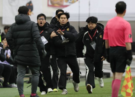 이정효 광주FC 감독이 6일 서울월드컵경기장에서 열린 전북현대와 2025 하나은행 코리아컵 결승전에서 심판 판정에 항의하고 있다. 사진=뉴스1