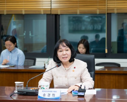 송경희 개인정보보호위원회 위원장이 12월 6일 오후 정부서울청사에서 개최된 ISMS-P 인증 개선 관련 회의에서 모두발언을 하고 있다. 사진=개인정보위