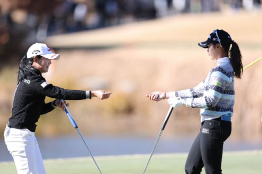 왼쪽부터 황유민, 박현경(사진=대회조직위 제공)