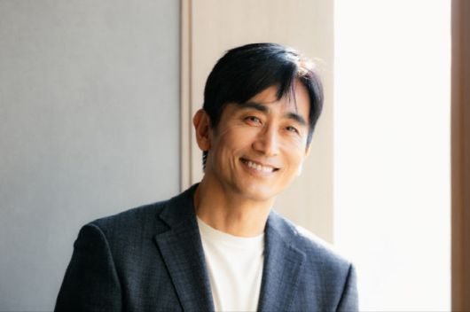 부싯돌상을 수상한 갓을 대표해 수상에 나서는 배우 겸 작가 차인표.