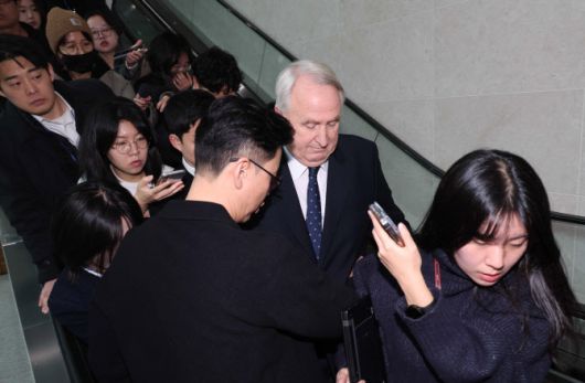 인요한 국민의힘 의원이 10일 오전 서울 여의도 국회 소통관에서 의원직 사퇴 기자회견을 마치고 취재진에게 질문세례를 받고 있다.(사진 = 뉴시스)