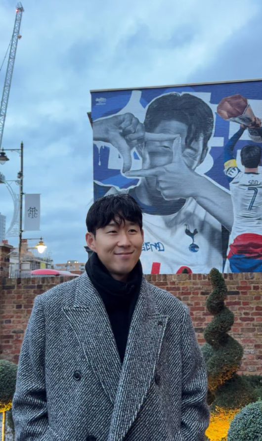 토트넘을 방문한 손흥민이 자신의 얼굴이 그려진 벽화 앞에서 환하게 웃고 있다. 사진=토트넘 구단 SNS