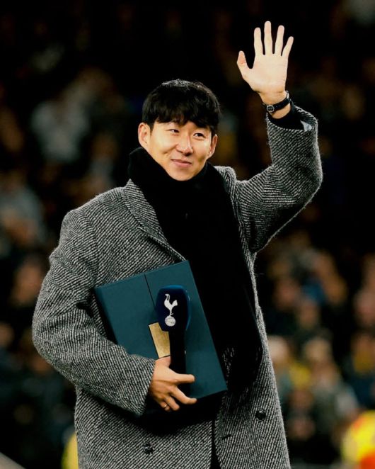 토트넘 팬들에게 인사를 전하는 손흥민. 사진=토트넘 구단 SNS