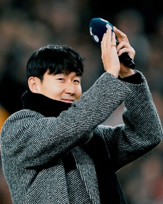 토트넘 팬들에게 박수를 보내는 손흥민. 사진=토트넘 구단 SNS