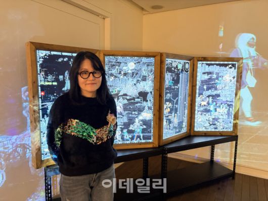 양영신 작가와 화성시 신도시 동탄의 도시 풍경을 자개장 무늬로 콜라주한 ‘아워 네이처 디’’(our Nature d)(사진=이민하 기자)