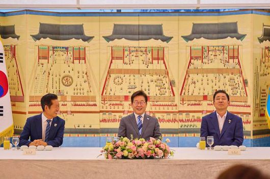 이재명 대통령이 지난 9일 서울 한남동 관저에서 정청래 대표, 김병기 원내대표 등 더불어민주당 지도부와 만찬을 했다. 정 대표는 11일 의원총회에서 “(국정에 관한) 전반적인 논의를 다 했고, 당의 생각과 대통령의 생각이 놀라울 정도로 일치했다”고 말했다. 위 사진은 지난 8월20일 만찬 당시 모습. (사진=연합뉴스)