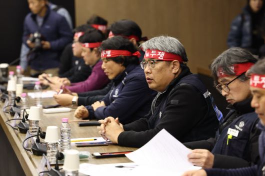 김태균 민주노총 공공운수노조 서울교통공사노조위원장이 11일 서울 성동구 서울교통공사 본사에서 열린 서울지하철 노사 임금교섭 본회의에 참석해 있다. (사진=연합뉴스)