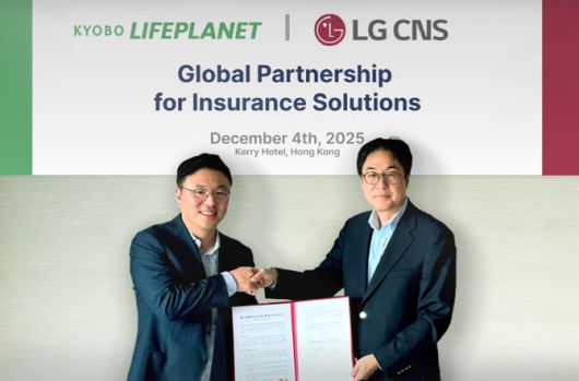 지난 4일 김영석 교보라이프플래닛 대표(왼쪽)와 김홍근 LG CNS 디지털비즈니스사업부 부사장이 전략적 업무협약을 체결했다.(사진=교보라이프플래닛)