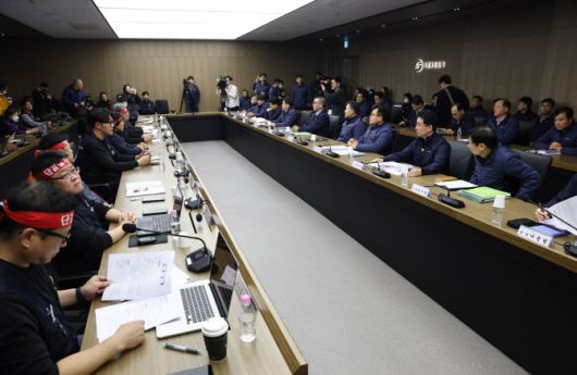 서울교통공사 노사가 11일 서울 성동구 서울교통공사 본사에서 열린 서울지하철 노사 임금교섭 본회의에 참석했다. 서울지하철 1노조는 사측과의 이견을 좁히지 못하고 임단협 결렬을 선언, 12일 첫차부터 파업에 돌입한다. (사진= 연합뉴스)