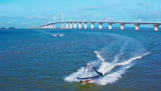 윈저우즈넝 순찰 무인정이 강주아오 대교 주변을 순찰하고 있다. (사진=월간 중국)