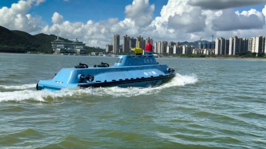 윈저우즈넝 고속 무인잠수정 ‘란징호’가 항해하고 있다. (사진=월간 중국)