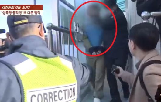 A군이 호송차에서 내리고 있는 모습. (사진=JTBC 사건반장 캡처)