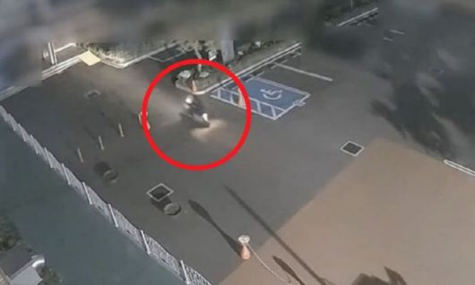 15세 중학생 A군이 40대 여성 B씨를 오토바이에 태우고 초등학교로 향하는 CCTV 화면. (사진=MBC 캡처)