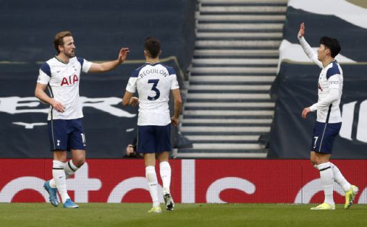 토트넘 홋스퍼에서 뛰던 세르히오 레길론과 손흥민의 모습. 사진=AFPBB NEWS