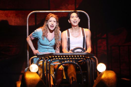 배우 윤현민과 홍금비가 18일 오후 서울 종로구 홍익대학교 대학로 아트센터에서 열린 뮤지컬 '보니 앤 클라이드' 프레스콜에서 주요 장면을 시연하고 있다. (사진=연합뉴스)