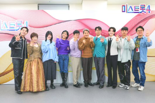 왼쪽부터 붐, 김연자, 모니카, 장윤정, 이경규, 진성, 장민호, 김용빈, 임지훈 PD, 민병주 CP(사진=TV조선)