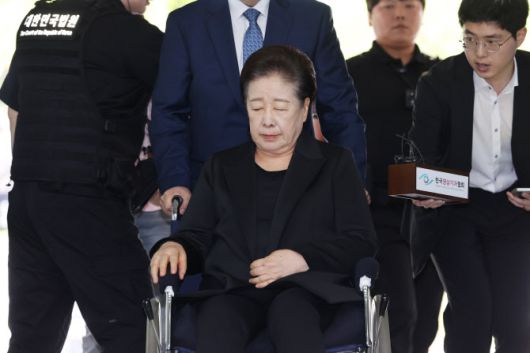 윤석열 정권과 통일교가 연관된 ‘정교유착 국정농단’ 의혹을 받는 한학자 통일교 총재가 22일 서울중앙지법에서 구속 전 피의자 심문(영장실질심사)을 받기 위해 출석하고 있다. (사진=연합뉴스)