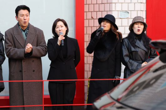 21일 서울 종로구 대학로 한예극장 앞에서 열린 배우 윤석화의 노제에서 뮤지컬배우 박건형(왼쪽부터), 배해선, 최정원 등 고인의 동료들이 추모곡 ‘꽃밭에서’를 부르고 있다. (사진=연합뉴스)