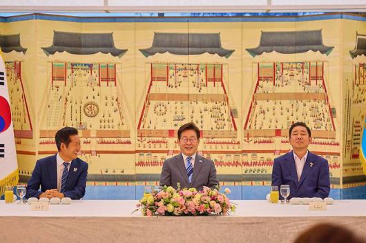 이재명 대통령이 지난 9일 서울 한남동 관저에서 정청래 대표, 김병기 원내대표 등 더불어민주당 지도부와 만찬을 했다. 정 대표는 11일 의원총회에서 “(국정에 관한) 전반적인 논의를 다 했고, 당의 생각과 대통령의 생각이 놀라울 정도로 일치했다”고 말했다. 위 사진은 지난 8월20일 만찬 당시 모습. (사진=연합뉴스)