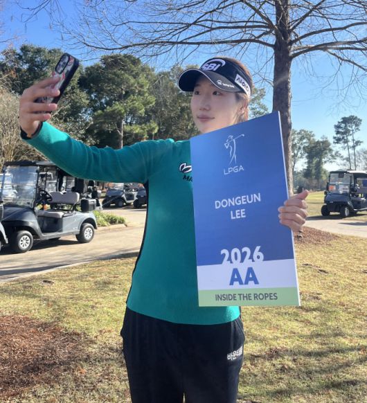 2026시즌 LPGA 투어 출전권을 따낸 이동은이 기념 사진을 찍고 있다.(사진=지애드스포츠 제공)