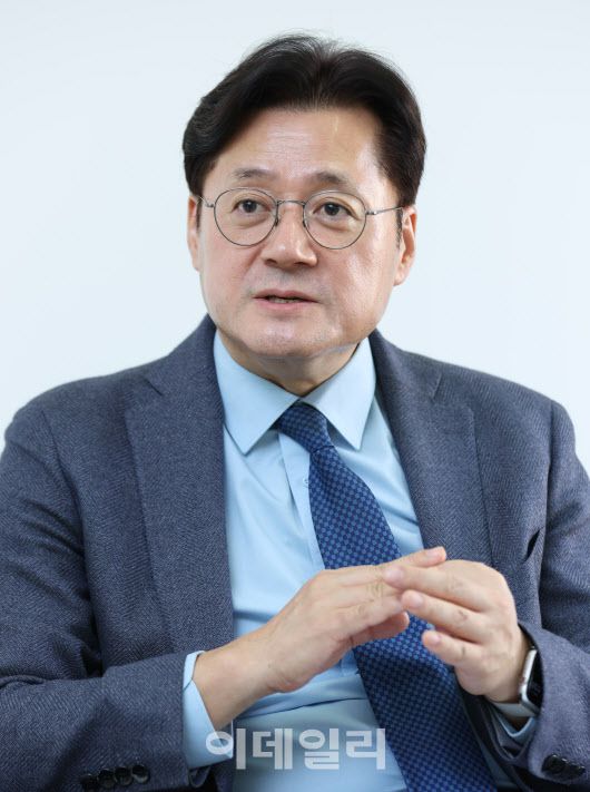 [이데일리 노진환 기자] 홍익표 전 더불어민주당 의원이 17일 서울 영등포구 여의동에서 이데일리와 인터뷰를 하고 있다.