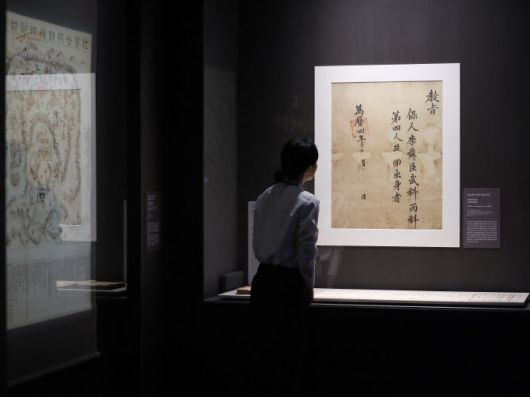 지난 11월 27일 서울 용산구 국립중앙박물관에서 열린 ‘우리들의 이순신’ 전시 언론공개회에서 참석자가 ‘무과 급제 교지’를 둘러보고 있다. (사진=연합뉴스)