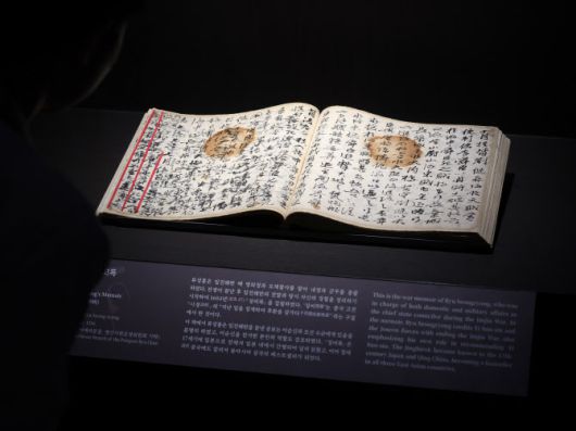 지난 11월 27일 서울 용산구 국립중앙박물관에서 열린 ‘우리들의 이순신’ 전시 언론공개회에서 참석자가 ‘징비록’을 둘러보고 있다. (사진=연합뉴스)